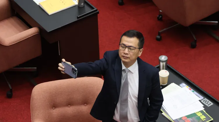 羅智強拿起手機自拍。莊宗達攝