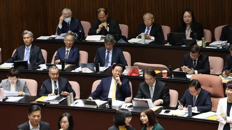 台上備詢的內閣團隊一臉無奈，有的扶額看文件，有的傻眼看鬧劇。莊宗達攝