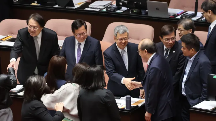 柯建銘和陳建仁握手致意。莊宗達攝