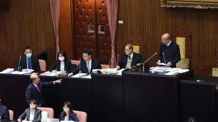 柯建銘轉身指點韓國瑜，但雙方談話內容不得而知。莊宗達攝