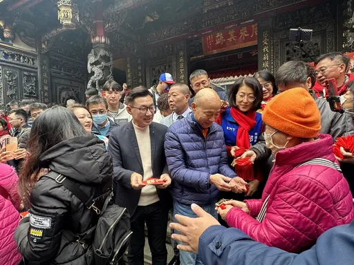 「是不是五月天要來？」人龍圍慈濟宮2圈　原來是韓江2人創廟史