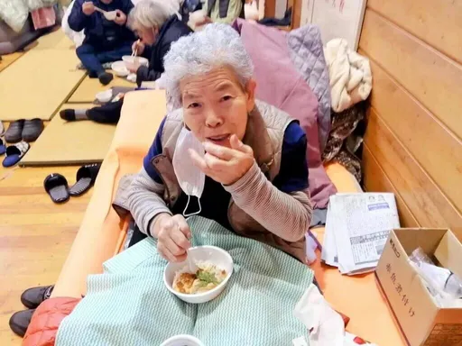嘉義學童愛心雞肉飯暖哭日本老婦 能登強震災民淚謝台灣愛心