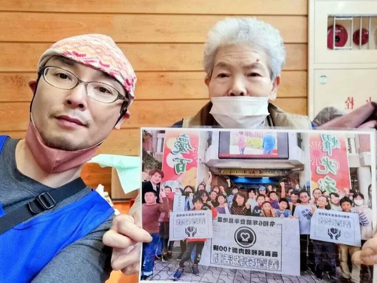 嘉義縣民和國小師生日前將義賣善款交給曾到校交流的日本人小笠原魂美（左），他並在日本能登半島震災區義煮台灣美食雞肉飯，傳遞孩童的愛心。（小笠原魂美提供）中央社