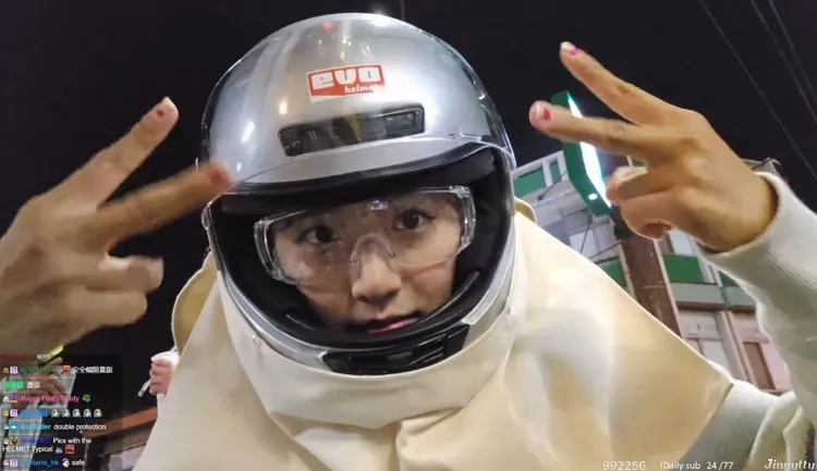 企鵝妹開心比出勝利手勢。翻攝自論壇PTT