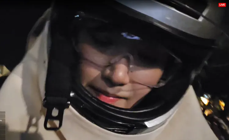 企鵝妹即使被鹽水蜂炮炸傷，仍樂在其中。翻攝自論壇PTT