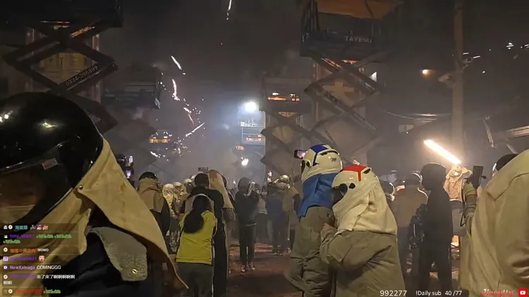 企鵝妹在鹽水蜂炮的震天炮陣中化身「戰地記者」。翻攝自論壇PTT