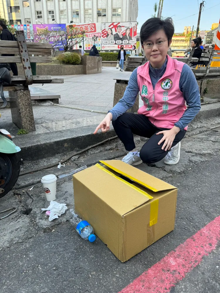 陳俞融在一中商圈發現垃圾隨地亂丟的情況。陳俞融服務處提供