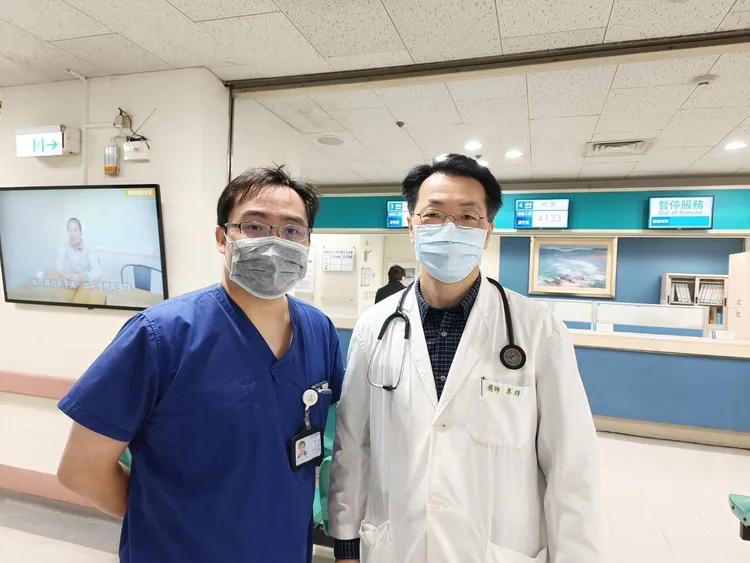 中港澄清醫院內科部主任惠群（右）、兒科部醫師廖子涵。院方提供