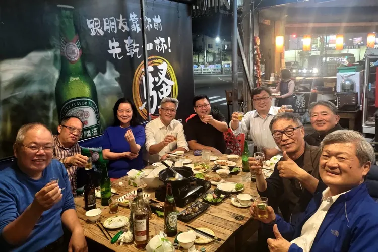 騷烤家是不少台南人心中最浮誇的燒烤攤。王志弘攝