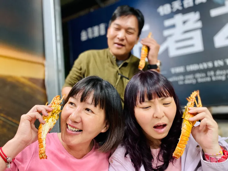 不只美食浮誇，顧客也是很...入戲。王志弘攝