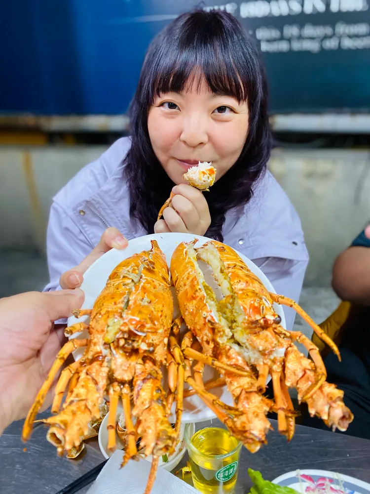 顧客讚稱龍蝦烤得剛剛好。王志弘攝