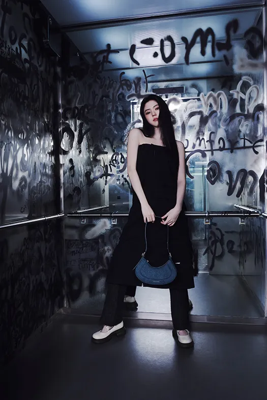 韓素希換上黑色帥氣連身褲套裝搭配金屬孔眼厚底瑪莉珍鞋。品牌提供