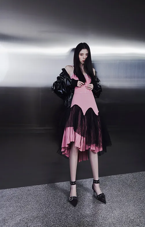 韓素希以襲粉紅蕾絲長洋裝搭配帥氣皮衣展現衝突美學。品牌提供