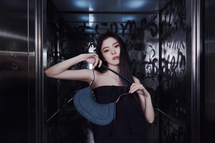 Petra微笑肩背包推出丹寧款。品牌提供