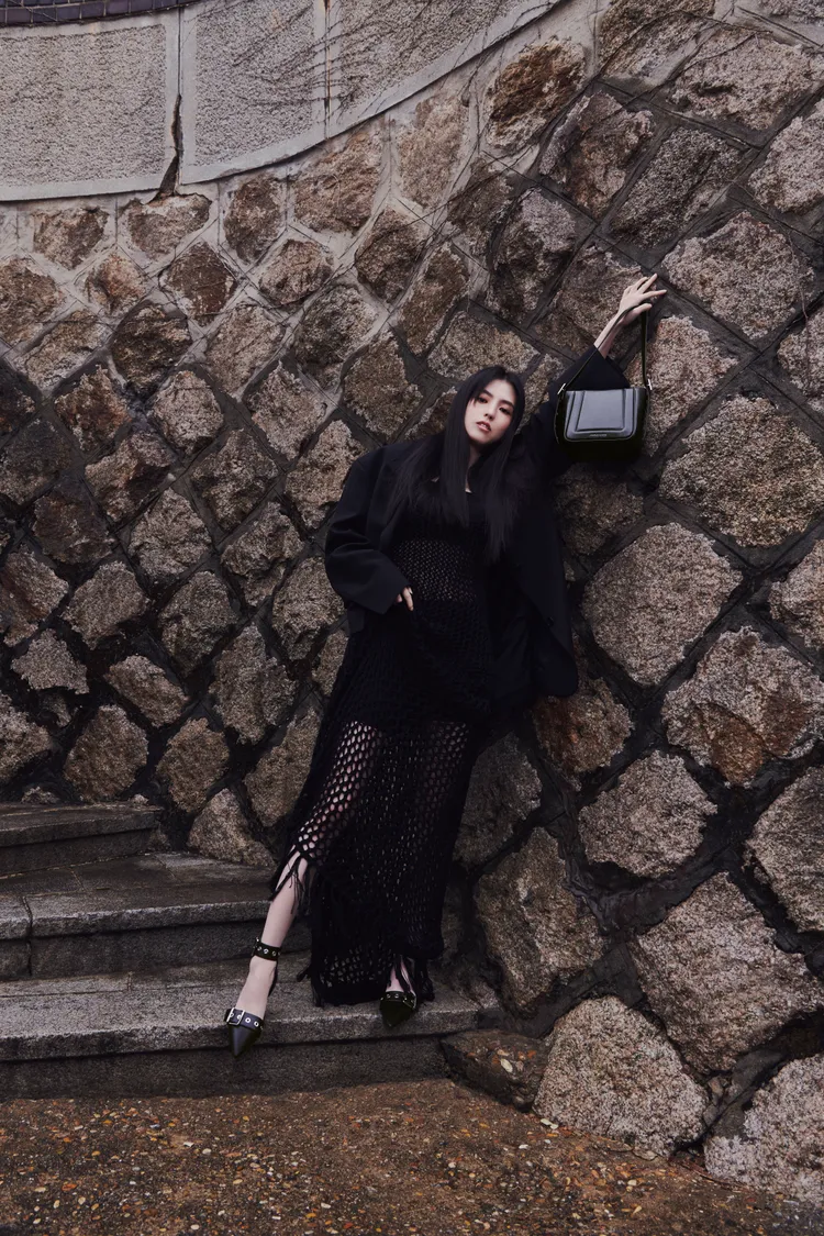 Petra水桶包改以簡約線條打造摩登氣息。品牌提供