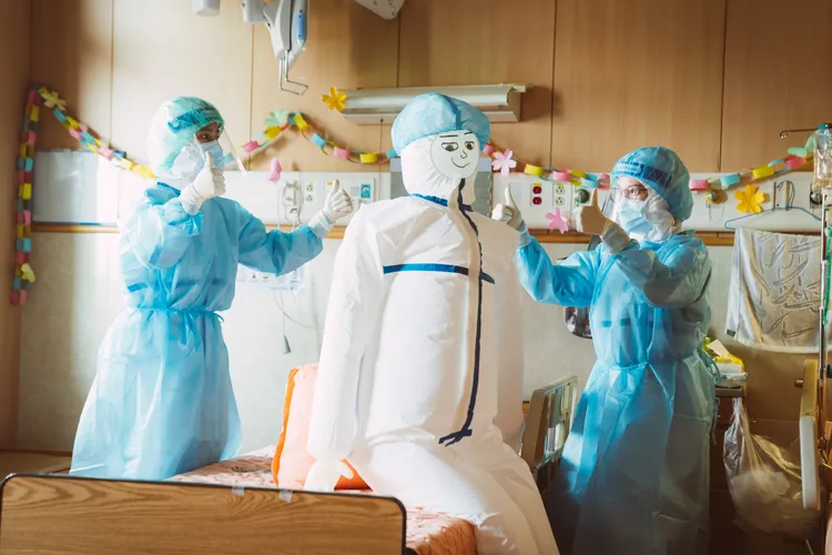 小薰（左)、李杏飾演護理師，用假人安撫確診病患，建立良好護病關係。大愛提供