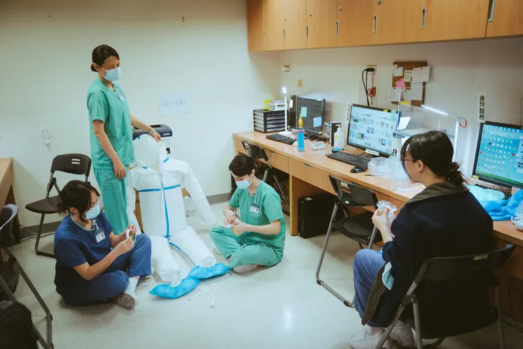 陳孝萱（左）飾演護理長帶領護理師用氣球做假人安撫失智阿媽確診患者。大愛提供