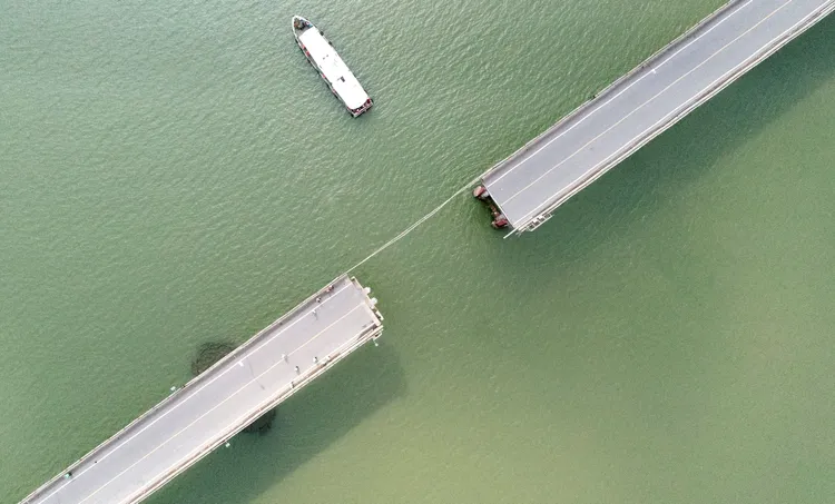 被撞斷一截的瀝心沙大橋。新華社