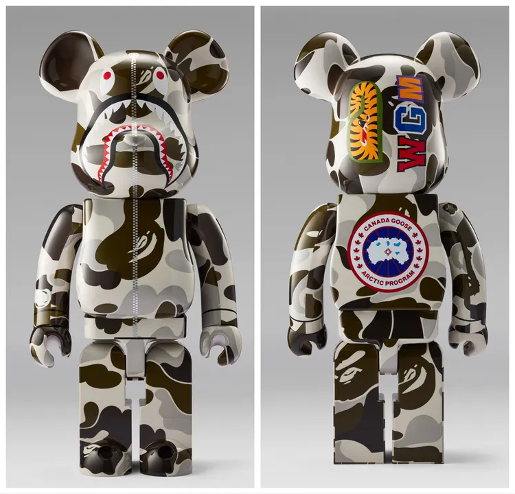 外觀以BAPE標誌性的ABC SNOW CAMO迷彩灰棕色覆蓋。品牌提供