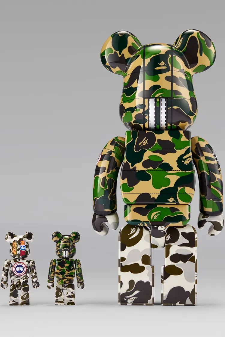 Canada Goose標誌性的雙條紋反光細節可在公仔上窺見。品牌提供