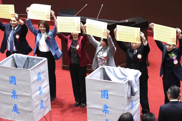 綠委在副院長選舉投票一同亮票。彭欣偉攝