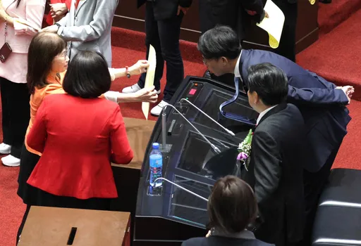 黃珊珊緊摟陳昭姿!被投廢票喊「小事」 民眾黨副院長8票全投他