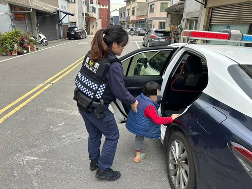 4歲男童偷溜出門玩耍迷路!阿嬤找嘸人好心急 大園警來回搜尋助返家