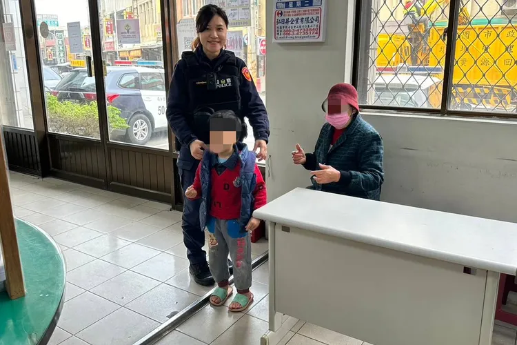 沈婦到警所接孫子返家。大園警分局提供
