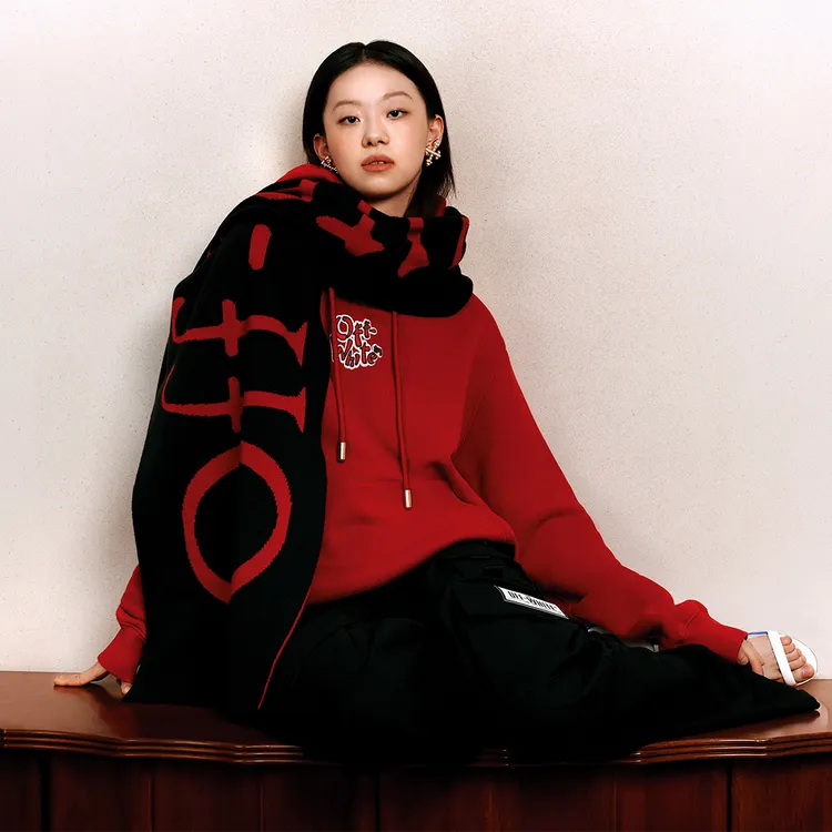 Off-White龍年限定圍巾，1萬6200元。品牌提供