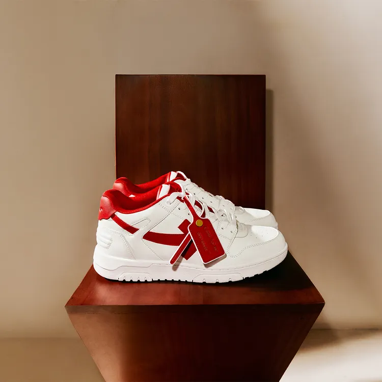 Off-White龍年限定Out Of Office 運動鞋，2萬300元。品牌提供