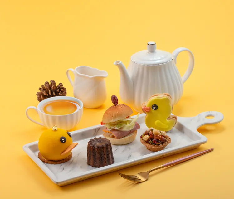高雄漢來大廳酒廊推出黃色小鴨主題下午茶套餐，內容包含各式各樣可愛又美味的小鴨造型甜點。業者提供