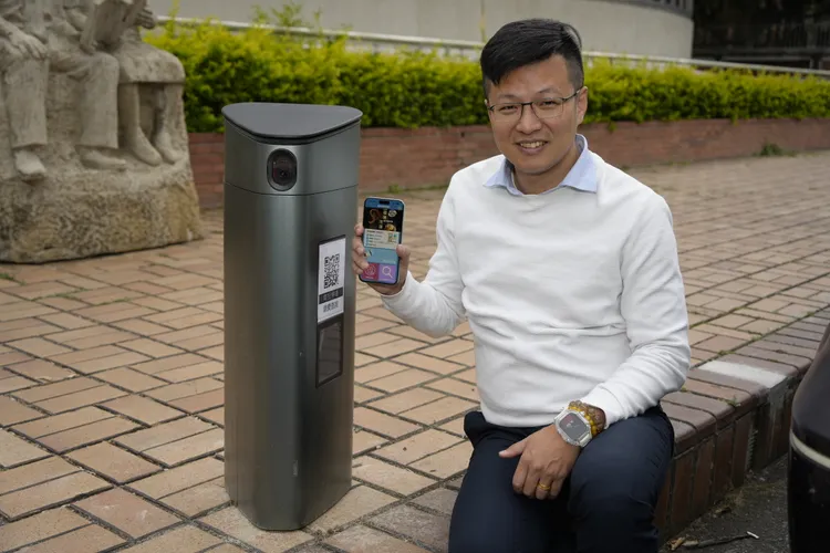 南投市長張嘉哲示範繳費過程，認為相當簡便。南投市公所提供