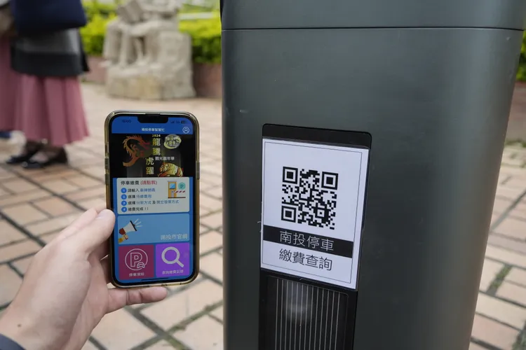 民眾掃描感應柱QRcode，下載APP進入繳費頁面後，便可運用各種電子支付繳費。南投市公所提供