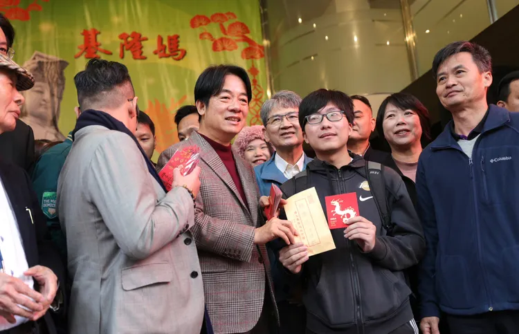 賴清德現場收到男學生的一封信。總統府提供