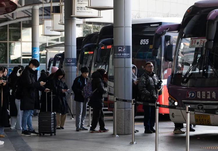 昨天首爾一客運站，民眾準備搭車。新華社