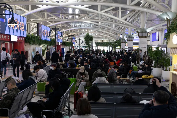 昨天首爾一客運站的大廳人潮。新華社