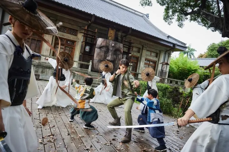 陳昊森與童星搭檔演出《小子》有笑有淚。劇照