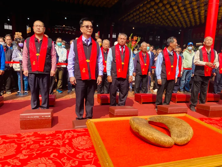 廟方循古禮舉辦國運籤，流程嚴謹。王志弘攝