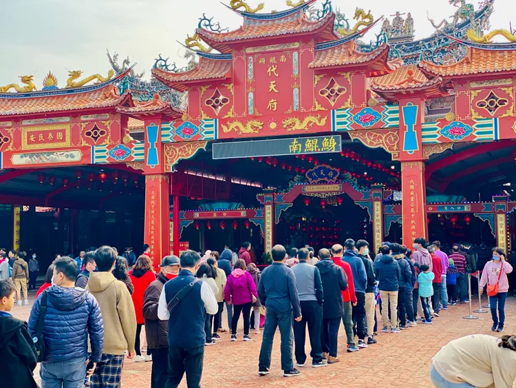 大年初一湧現進香人潮。王志弘攝