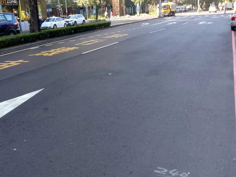 陳俞融要求市府檢討現行禁行機車及兩段式左轉的標線設計。陳俞融服務處提供