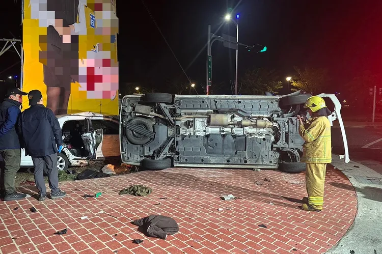 救護車側翻，4人受困。讀者提供