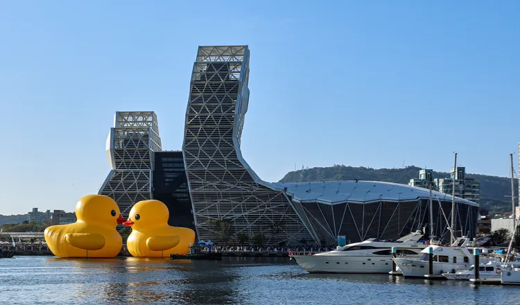 高市府今午用船隻牽引小鴨，用錯位方式「親嘴」。莊晉勳提供