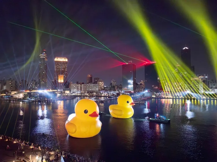夜間燈光下的黃色小鴨。市府提供