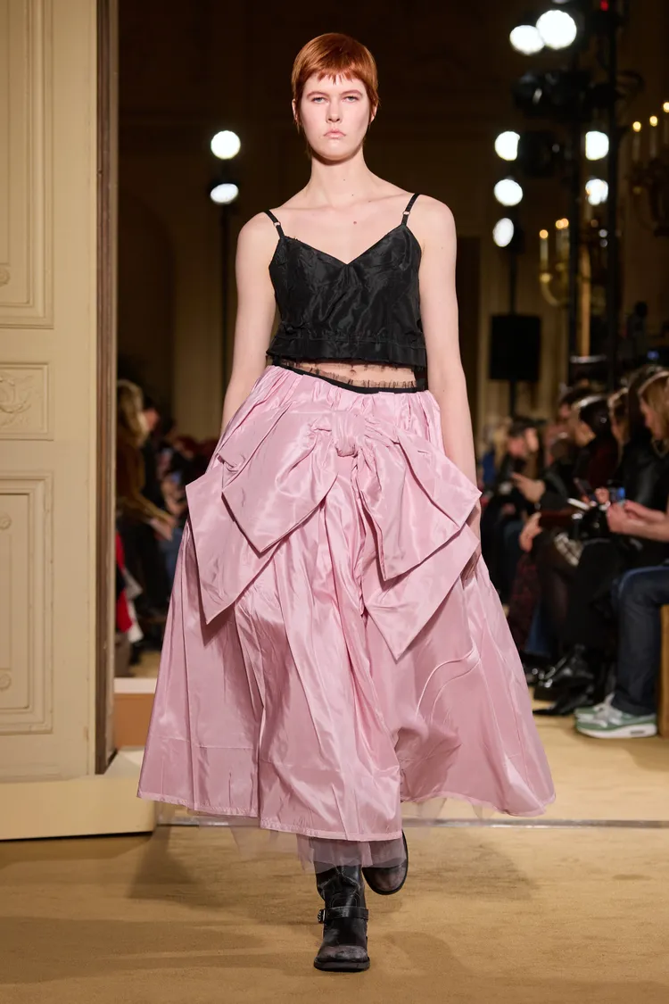 塔夫綢小禮服被重新改造成上衣、裙子。品牌提供