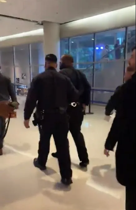 Killer Mike被警方帶走時表現淡定。翻攝chrissgardner推特