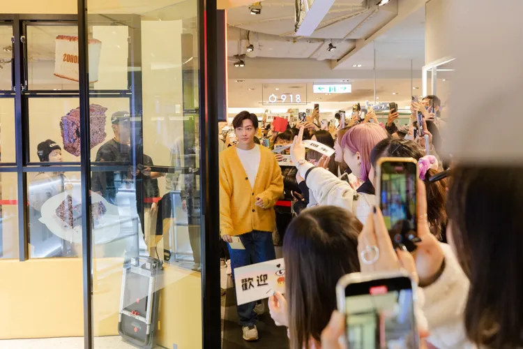 炎亞綸（中）日前出席品牌一日店長活動，粉絲擠爆現場。晴空鳥提供