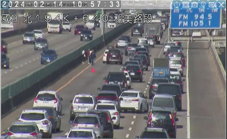 今天10:57國3北向194.2公里發生追撞事故，佔用內線車道，造成回堵2公里。高公局提供