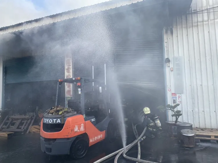 高雄鳥松區某電纜工廠今午傳出火警。翻攝畫面