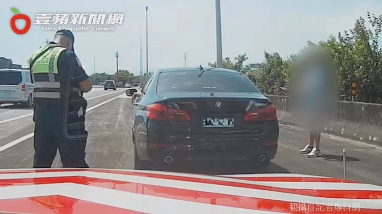 「電動窗簾式遮蔽號牌裝置」明顯違反交通規則。翻攝自記者爆料網