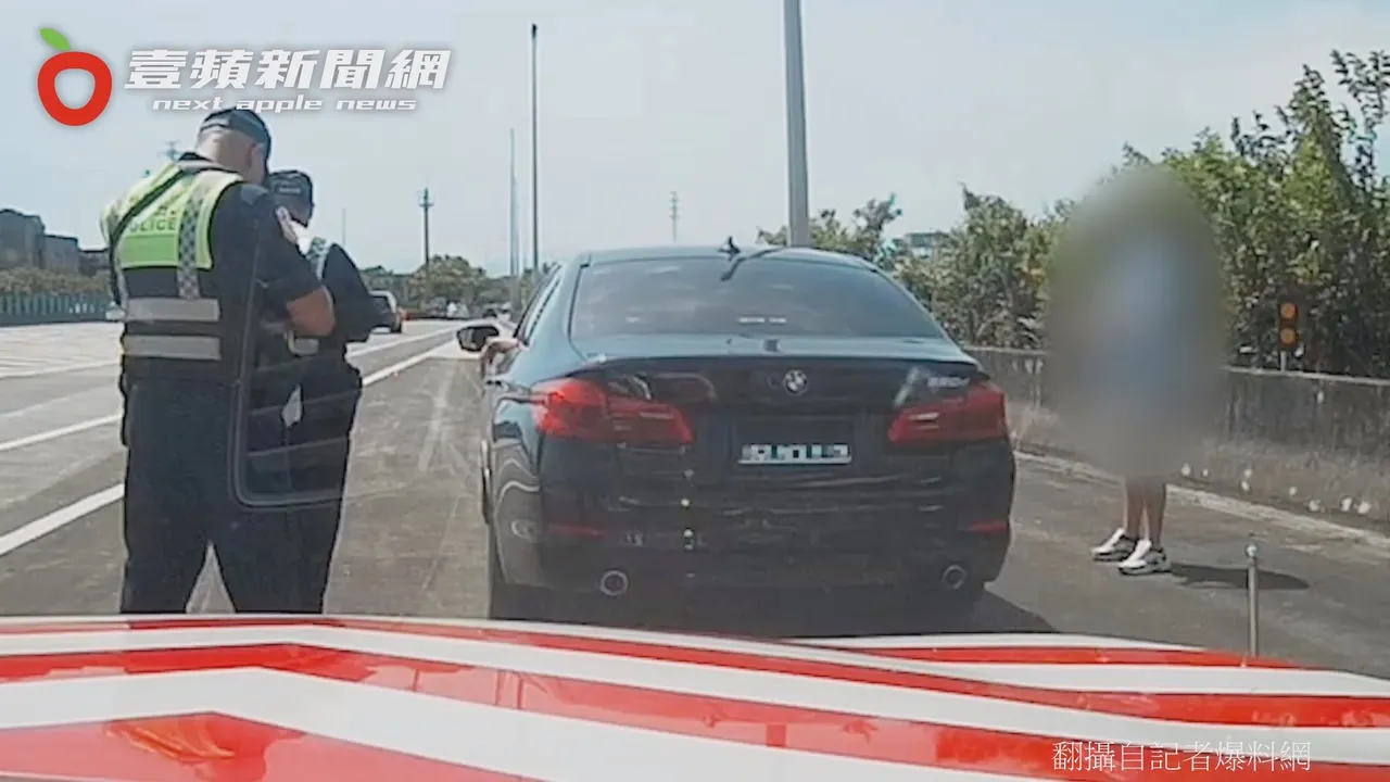 警員要求車主將電動裝置升起露出車牌。翻攝自記者爆料網